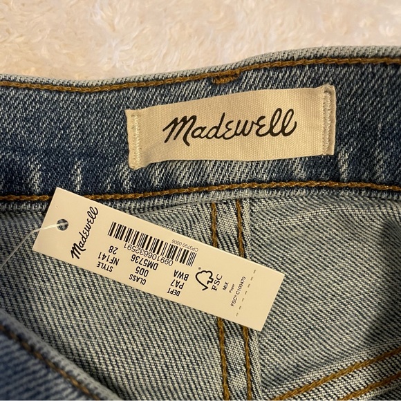 NWT Madewell Jeans The Girljean in Berryton Wash: Distressed Edition - Picture 6 of 16